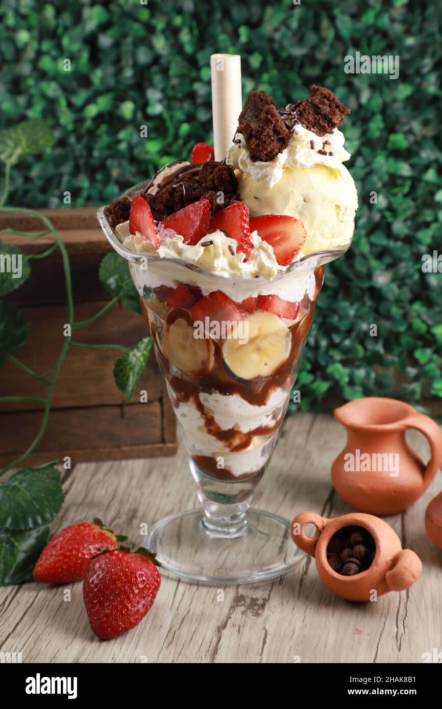 Crème glacée à la banane, aux fraises et aux morceaux de brownies Banque D'Images
