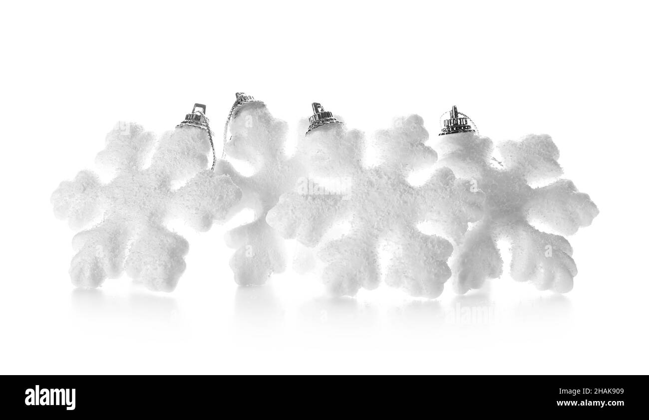 Magnifiques flocons de neige de Noël isolés sur fond blanc Banque D'Images