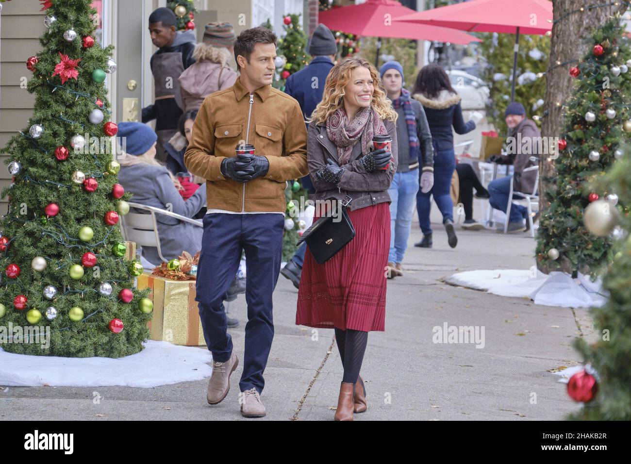 Bethany Joy Lenz Film De Noel UN NOËL INATTENDU, de gauche à droite: Tyler Hynes, Bethany Joy Lenz,  (diffusé.26 novembre 2019). Photo : Allister Foster / ©Hallmark Channel /  Courtesy Everett Collection Photo Stock - Alamy