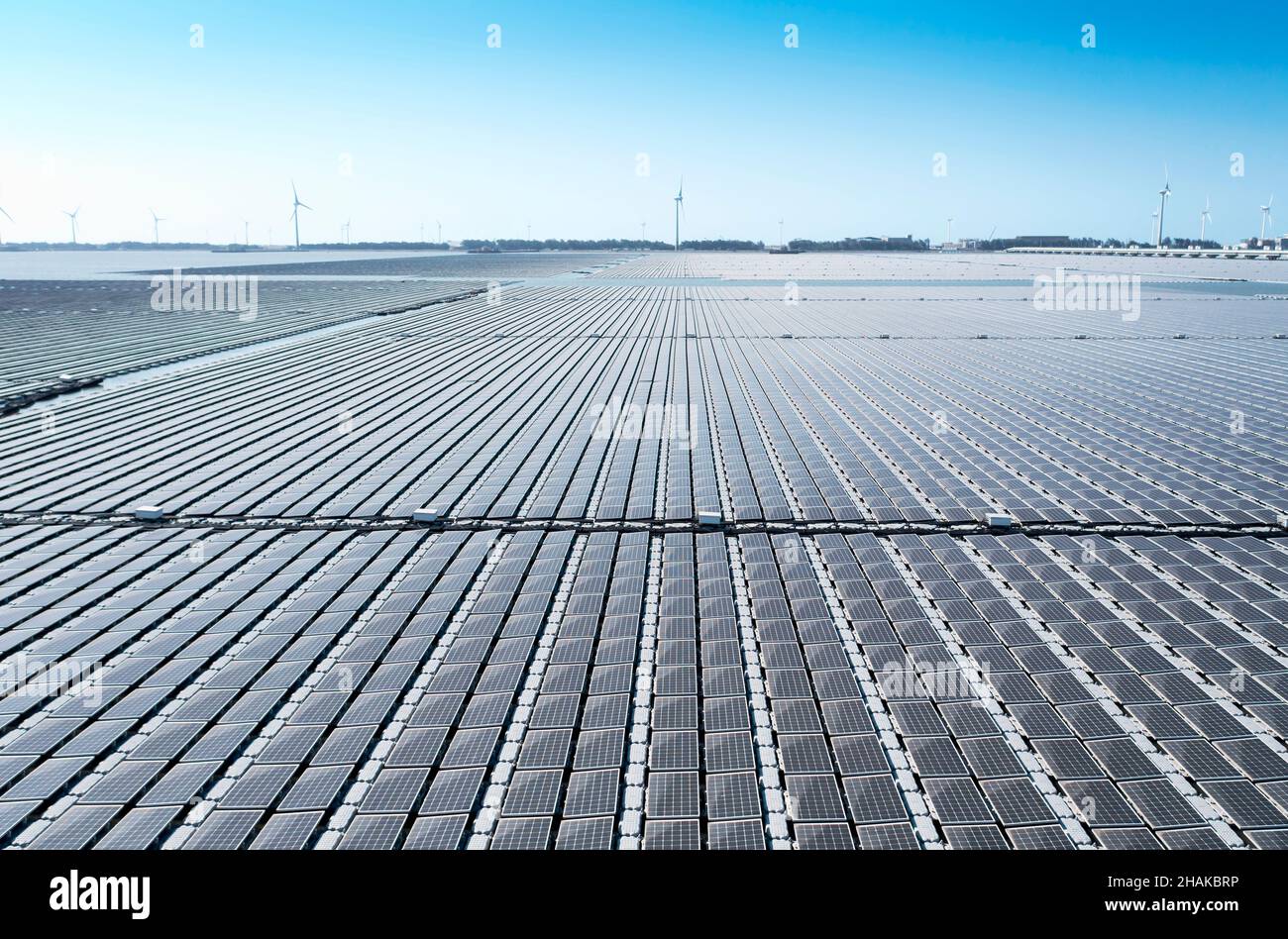 Vue aérienne de la centrale solaire flottante et de la ferme éolienne Banque D'Images