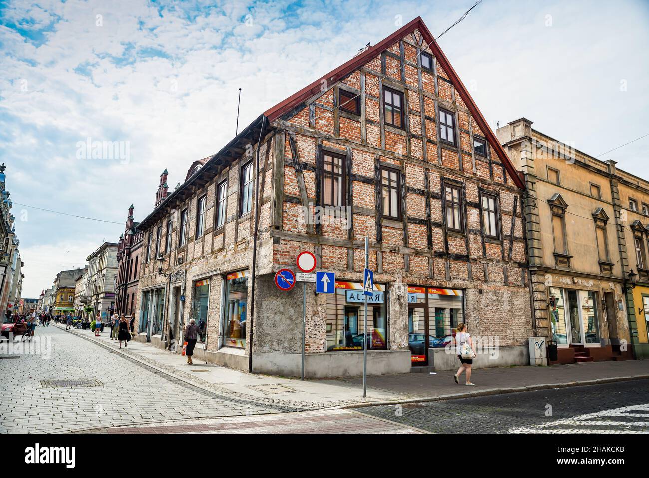 Inowroclaw, Pologne - 10 août 2021.Ancien bâtiment par la place principale dans la rue Krolowej Jadwigi Banque D'Images
