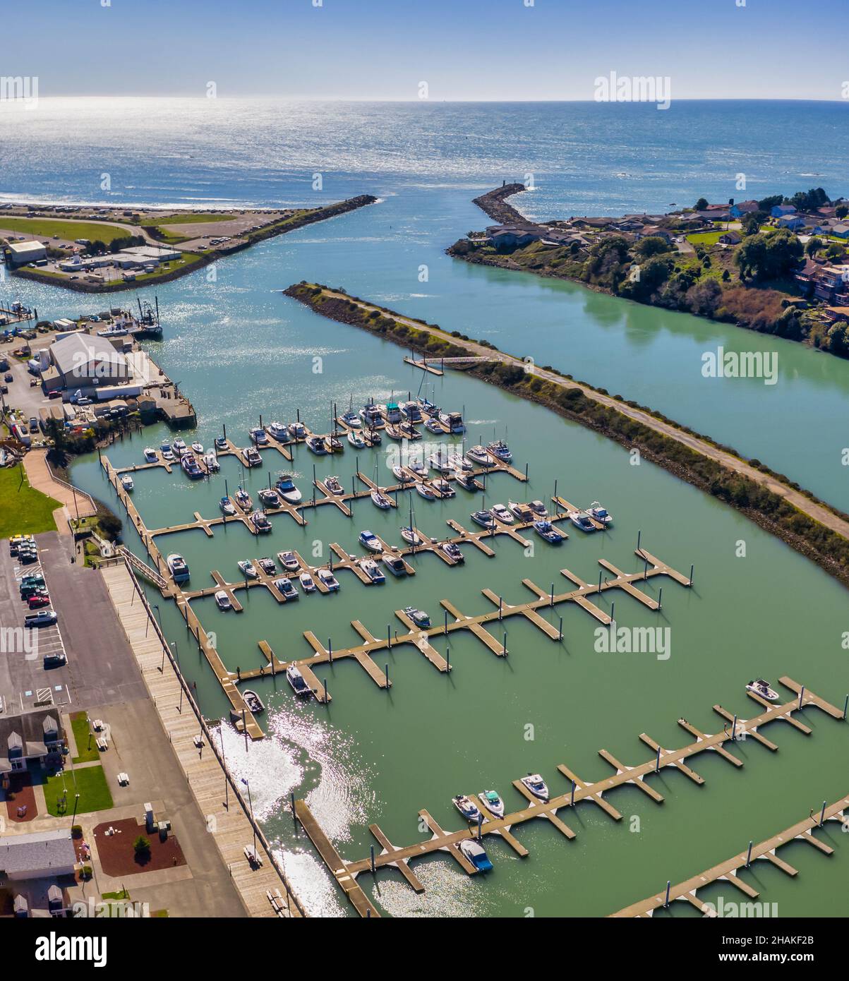 Tir de drone du port de Brookings et vue sur l'océan avec horizon. Banque D'Images