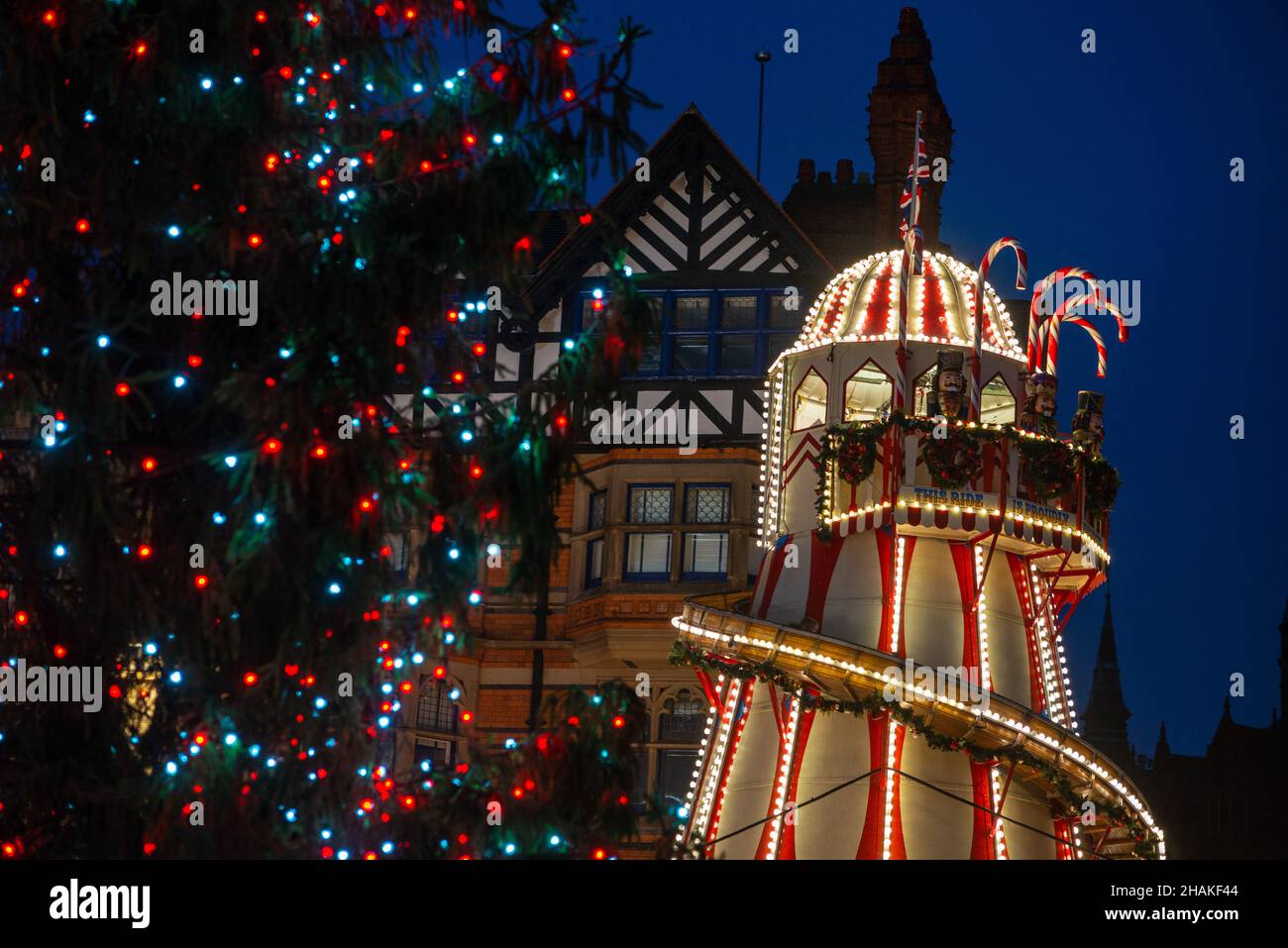 Noël sur la place du Vieux marché le squelette de Helter et l'arbre de Noël.Nottingham, Angleterre, Royaume-Uni Banque D'Images