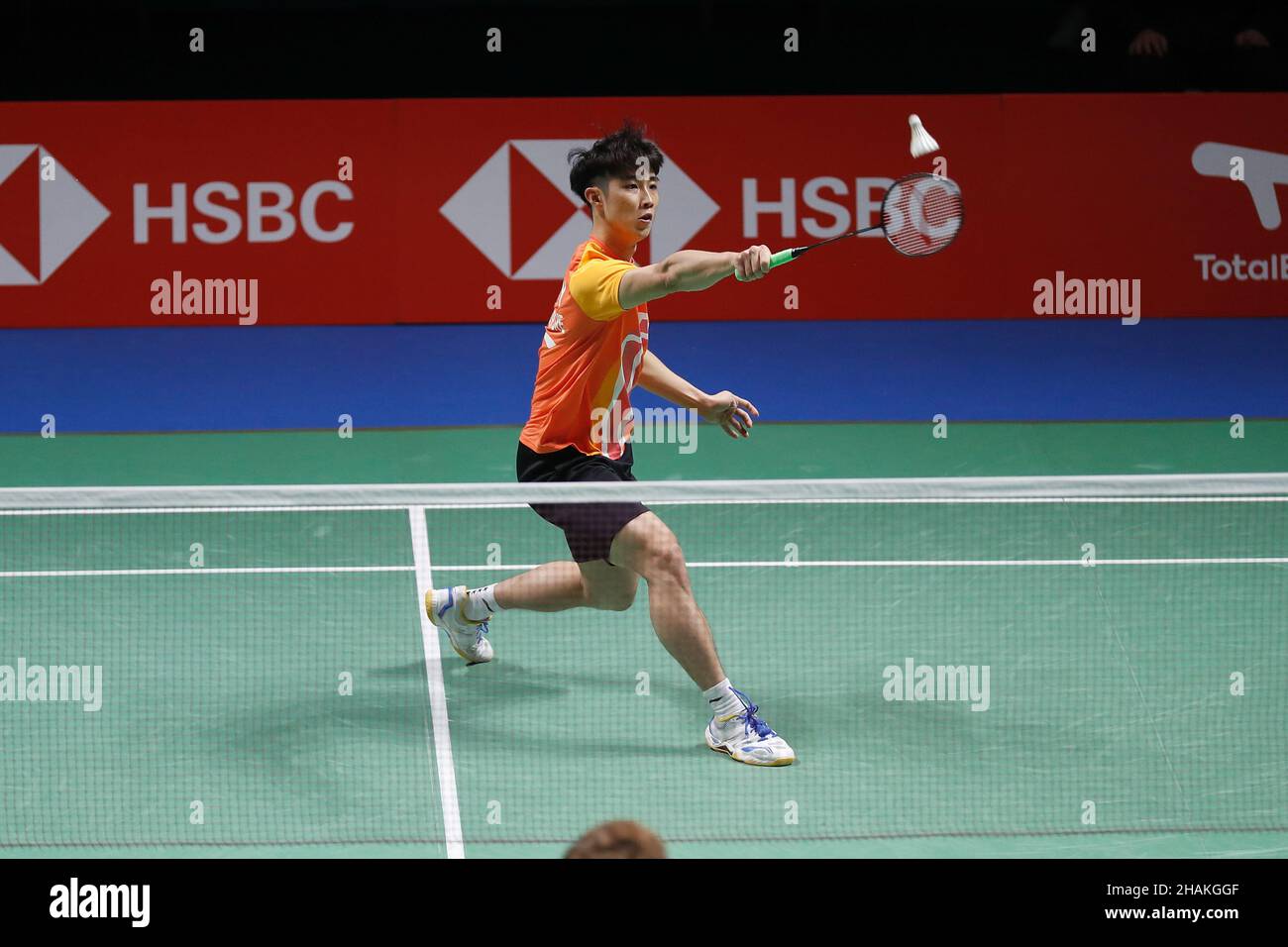 Huelva, Espagne.13th décembre 2021.LOH Kean Yew (SIN) Badminton : Yew pendant les Mens Singles 1st round match contre Axelsen sur le BWF 'TotalEnergies BWF World Championships 2021' au Palacio de Los Deportes Carolina Marin à Huelva, Espagne .Crédit: Mutsu Kawamori/AFLO/Alay Live News Banque D'Images