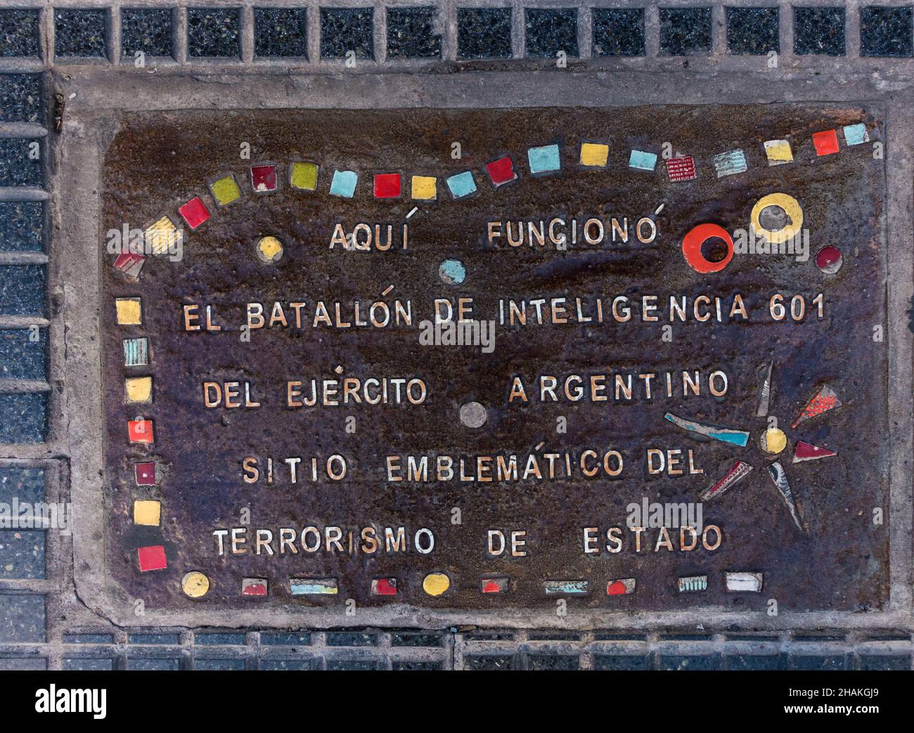 Plaque sur le trottoir à Buenos Aires, Argentine se rappelant les personnes disparues par la dictature militaire pendant la soi-disant guerre sale Banque D'Images