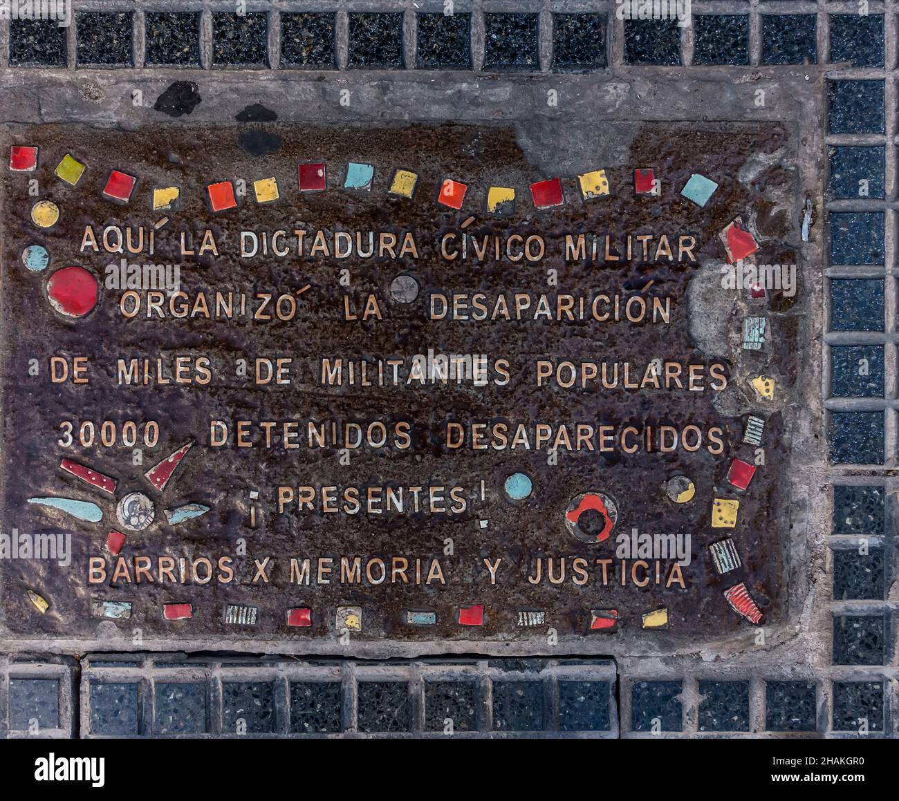 Plaque sur le trottoir à Buenos Aires, Argentine se rappelant les personnes disparues par la dictature militaire pendant la soi-disant guerre sale Banque D'Images
