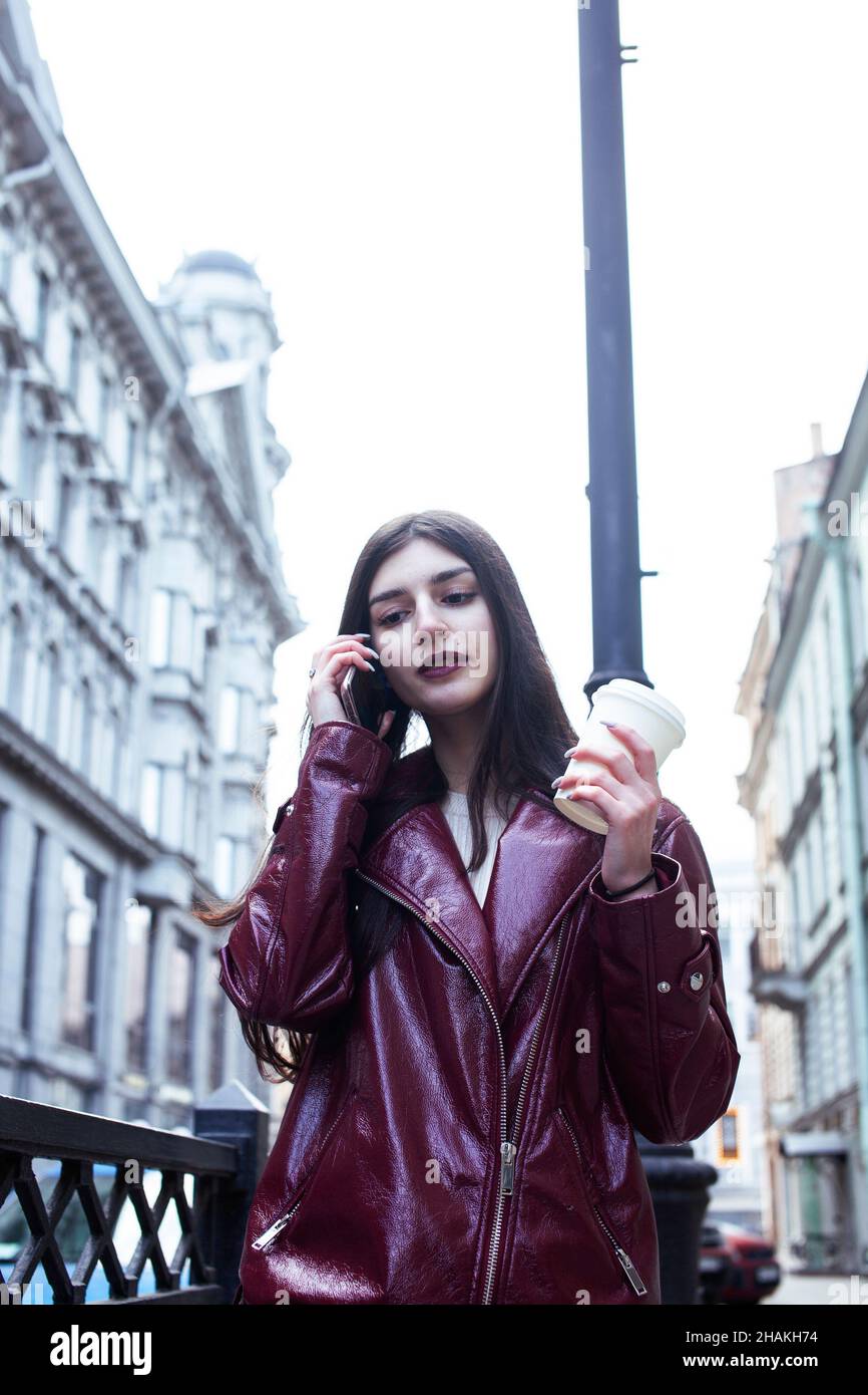 jeune fille en dehors de la rue de la ville avec café sourire heureux, style de vie mode people concept Banque D'Images