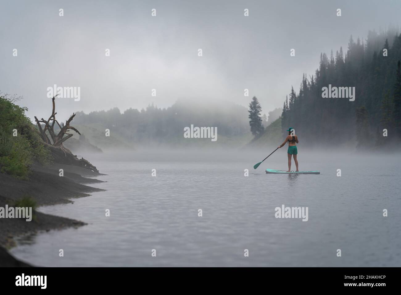 7/14/21 - Crested Butte, Colorado - Une femme montre comment faire des stands et du yoga sur un paddle board. Banque D'Images