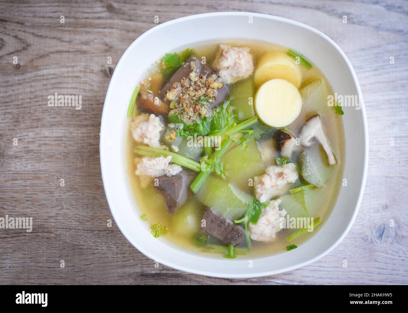 Soupe de sang de porc thaïlandais nourriture saine asiatique sur fond sombre, tofu soupe de boul. avec melon d'hiver oeufs de légumes tofu tranche de boule de viande et porc haché Banque D'Images