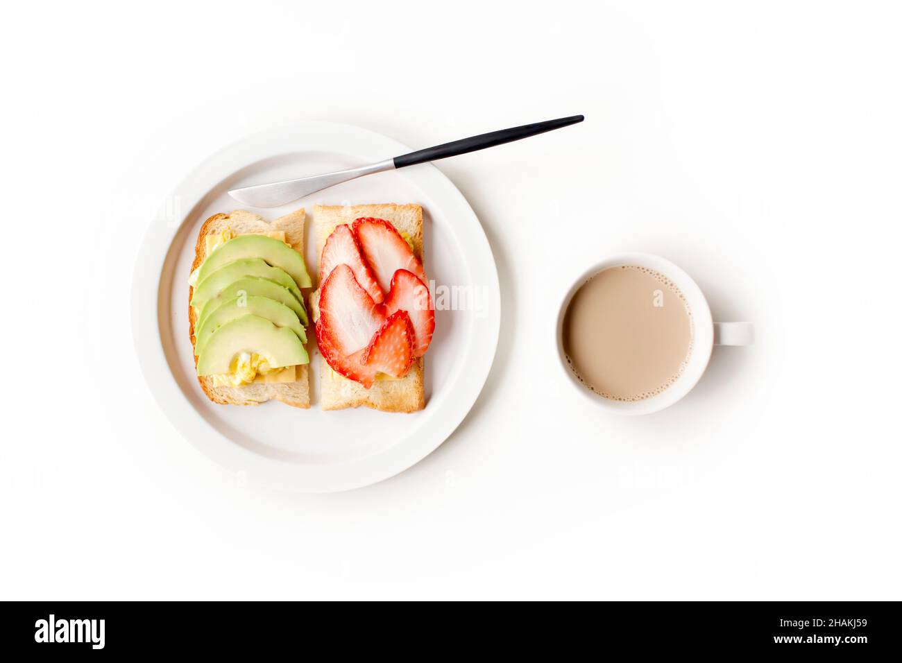 Préparation saine du petit déjeuner sur fond de bois blanc, vue du dessus Banque D'Images