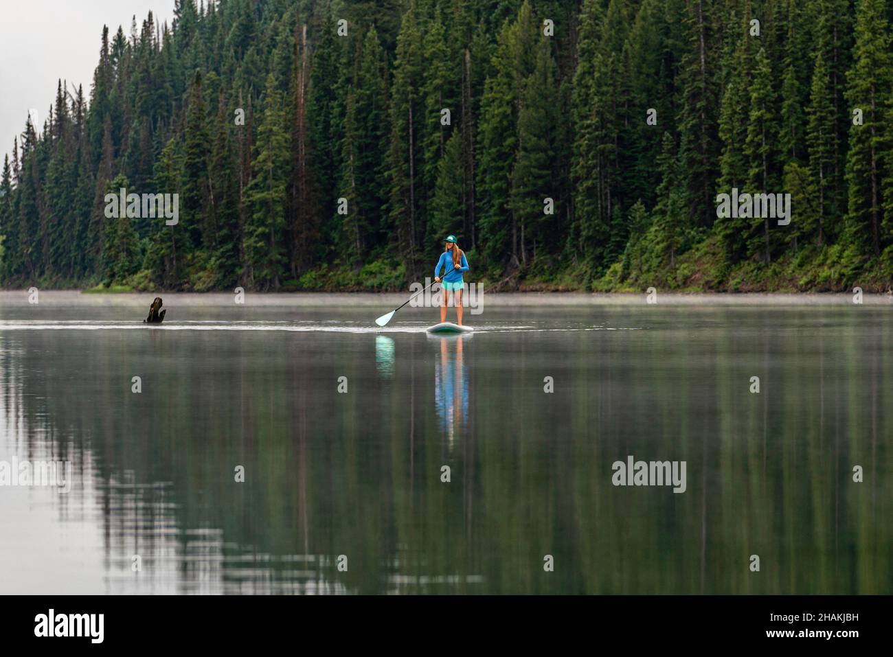 7/14/21 - Crested Butte, Colorado - Une femme montre comment faire des stands et du yoga sur un paddle board. Banque D'Images