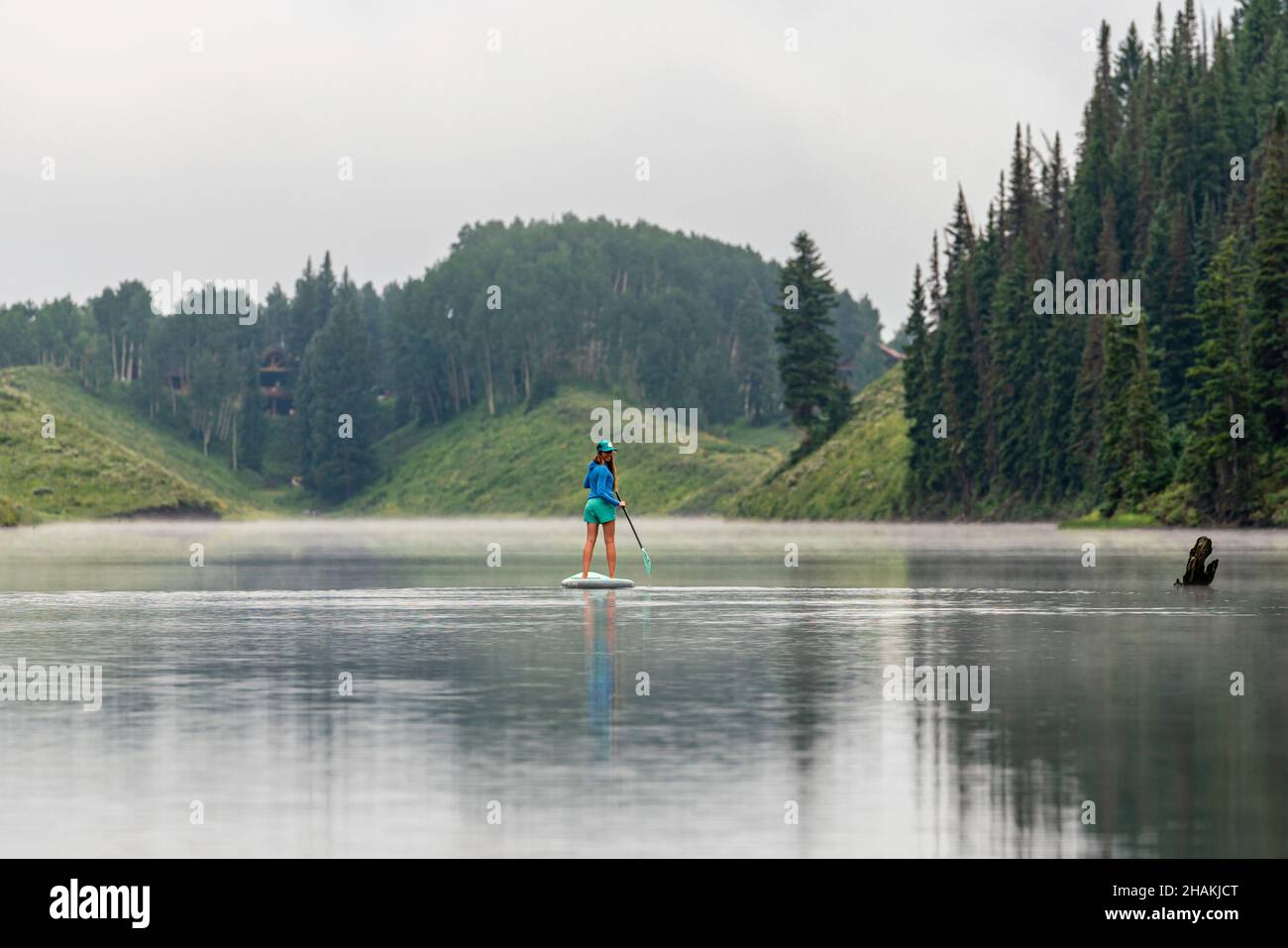 7/14/21 - Crested Butte, Colorado - Une femme montre comment faire des stands et du yoga sur un paddle board. Banque D'Images