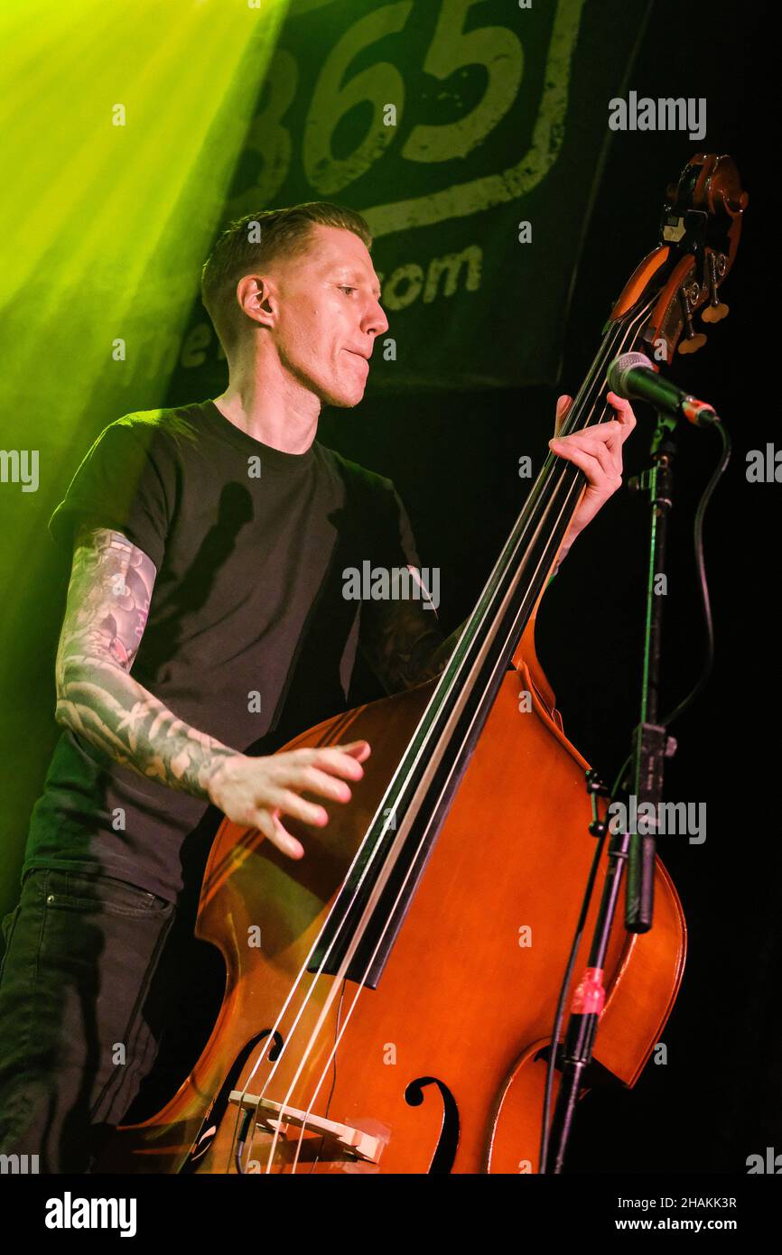 Southampton, Royaume-Uni.10th décembre 2021.DaN Gray sur la contrebasse avec le groupe punk britannique Skinny Lister se produire en direct sur scène.(Photo par Dawn Fletcher-Park/SOPA Images/Sipa USA) crédit: SIPA USA/Alay Live News Banque D'Images