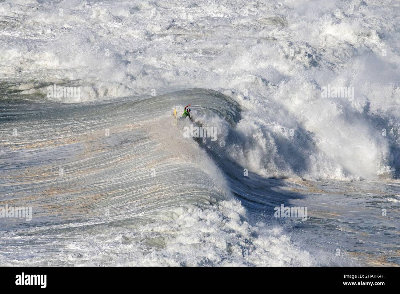 Nazaré, Portugal, 13 décembre 2021.Justine Dupont lors du défi Tudor Nazaré Tow Surfing.Crédit: Stefano Nicoli/Speed Media/Alay Live News Banque D'Images