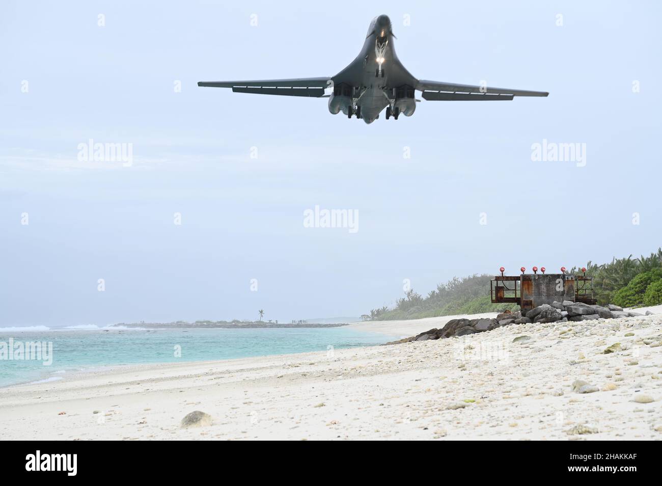 Un danseur B-1B de la base aérienne d'Ellsworth, S.D., se trouve à  l'installation de soutien naval Diego Garcia à l'appui d'une mission de la  Force opérationnelle d'bombardier, le 16 octobre 2021.Ces missions