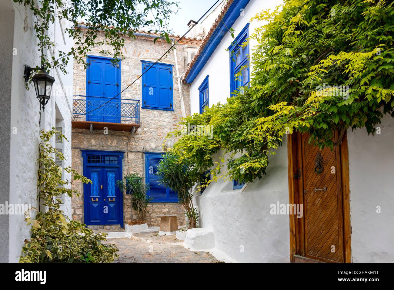 Une rue pittoresque de maisons blanchies à la chaux et de boutiques dans le village de la petite île grecque d'Hydra, en Grèce. Banque D'Images