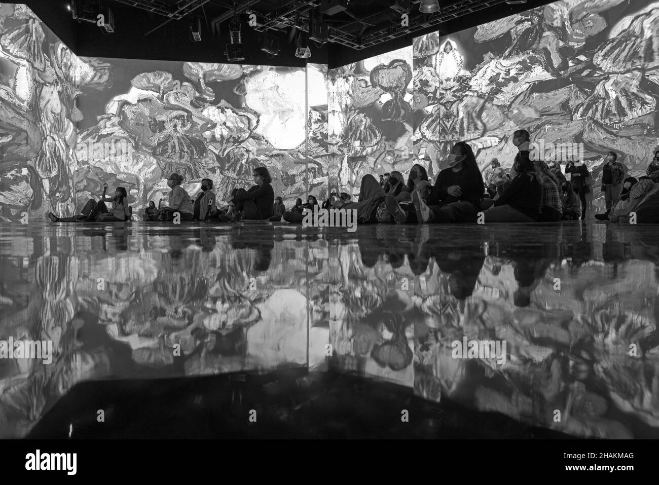 Les spectateurs se reflètent à l'exposition Immersive Van Gogh. Banque D'Images