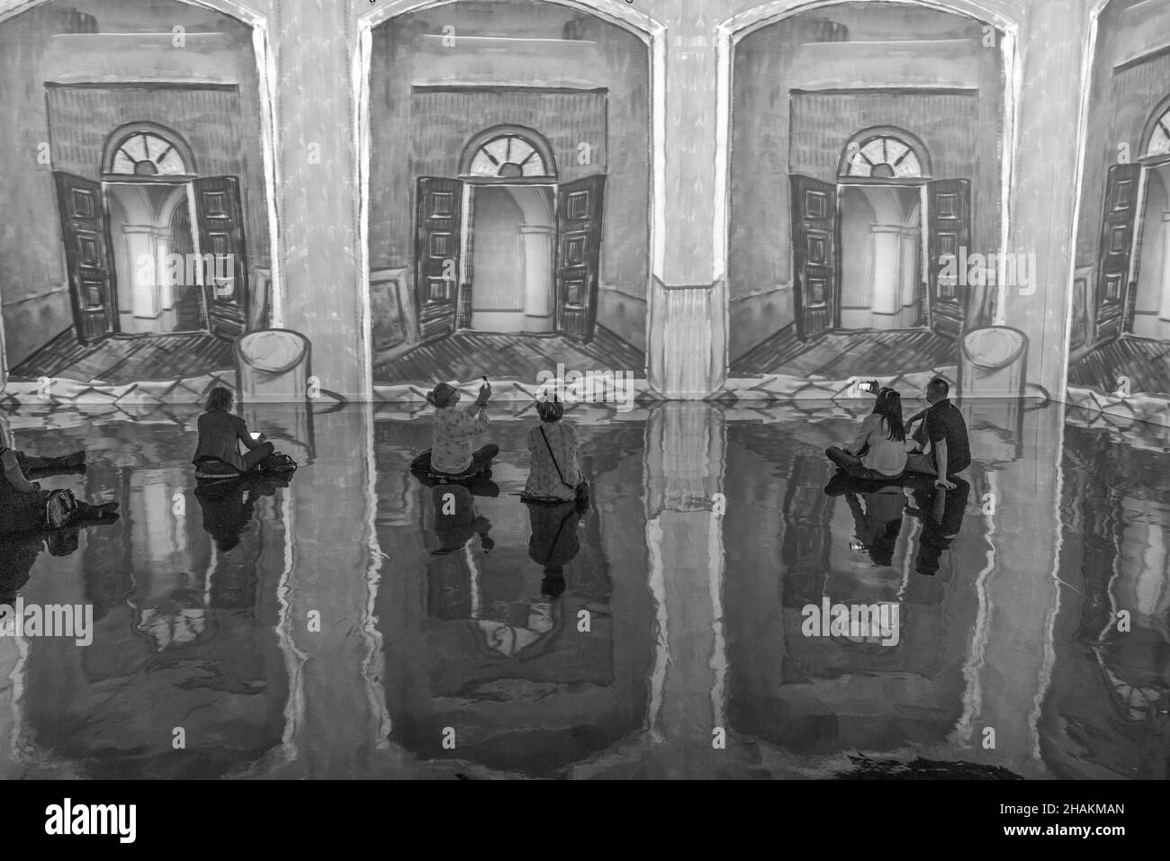 Les spectateurs étudient les portes d'entrée de l'exposition Immersive Van Gogh. Banque D'Images