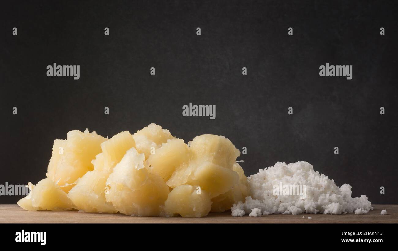 manioc bouilli ou manihot avec des morceaux de noix de coco, également connu sous le nom de manioc, yuca ou arrowroot brésilien avec noix de coco râpée, plat végétarien Banque D'Images