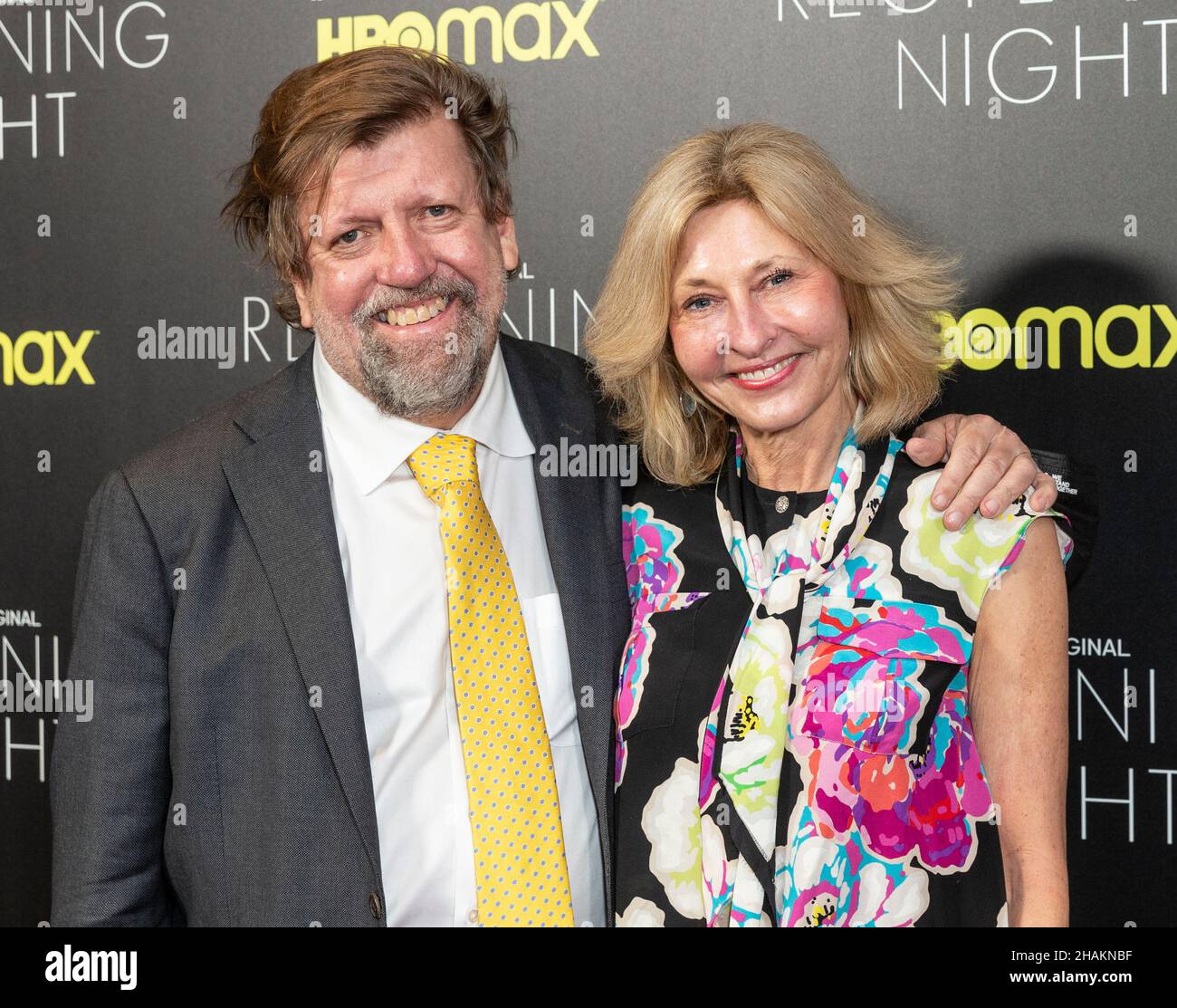 New York, NY - 13 décembre 2021 : Oskar Eustis et Laurie Eustis assistent à la « soirée de réouverture » de la première de HBO Max au siège de HBO à Hudson yards Banque D'Images