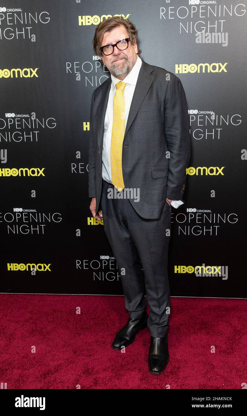 New York, NY - 13 décembre 2021 : Oskar Eustis participe à la « soirée de réouverture » de HBO Max à la première au siège d'HBO à Hudson yards Banque D'Images