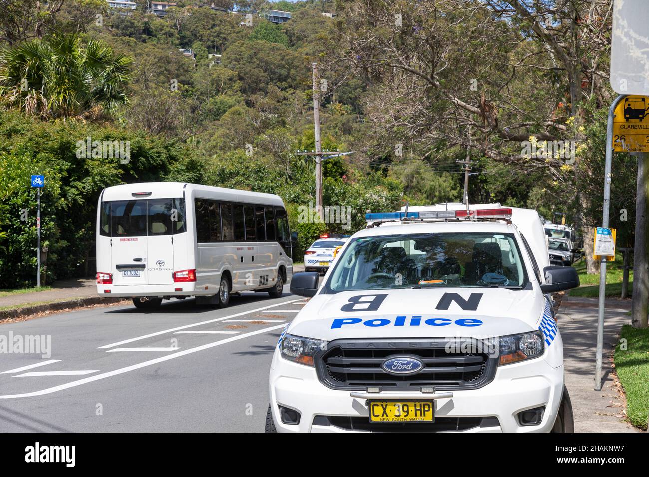 Des policiers de Sydney assistant à un accident de la route dans le nord de Sydney ont photographié les deux véhicules de police qui ont assisté à la scène, Sydney, Australie Banque D'Images