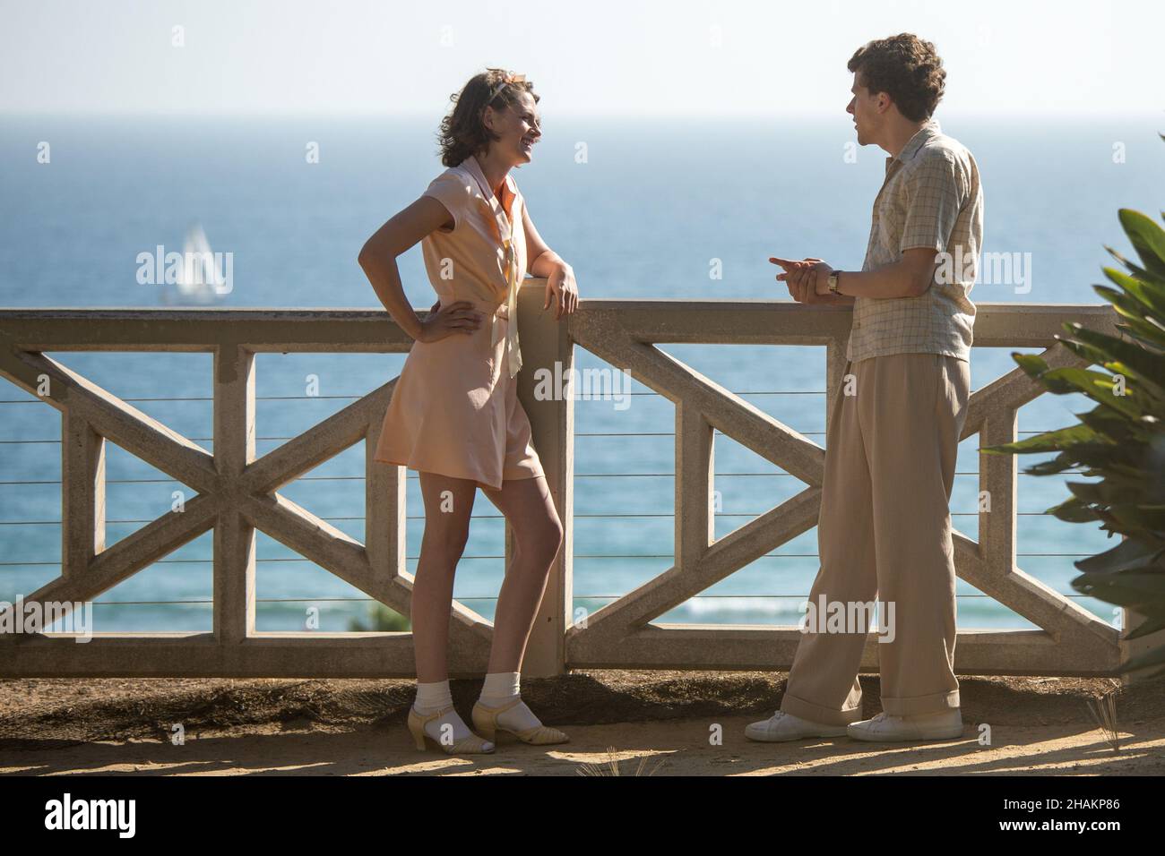 DATE DE SORTIE: 5 août 2016 TITRE: Cafe Society STUDIO: FilmNation Entertainment DIRECTOR: Woody Allen PLOT: En 1930s, un natif de Bronx se déplace à Hollywood et tombe amoureux d'une jeune femme qui voit un homme marié.AVEC: Jesse Eisenberg, Kristen Stewart, Steve Castell.(Image de crédit : © FilmNation Entertainment/Entertainment Pictures) Banque D'Images