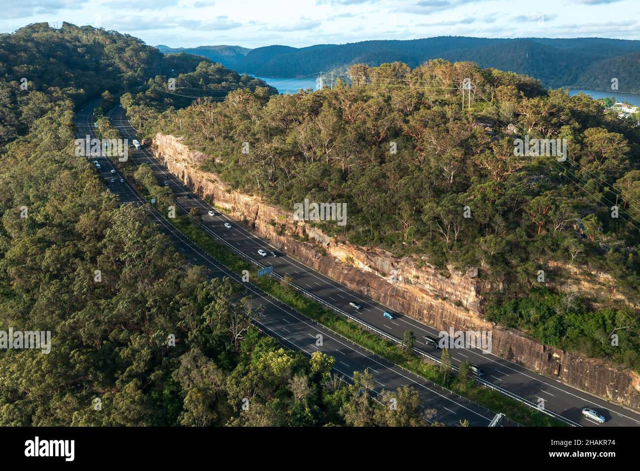 Vue aérienne de l'autoroute Pacifique M1 et de l'estuaire de la rivière Hawkesbury en arrière-plan, à Mooney, Nouvelle-Galles du Sud, Australie. Banque D'Images