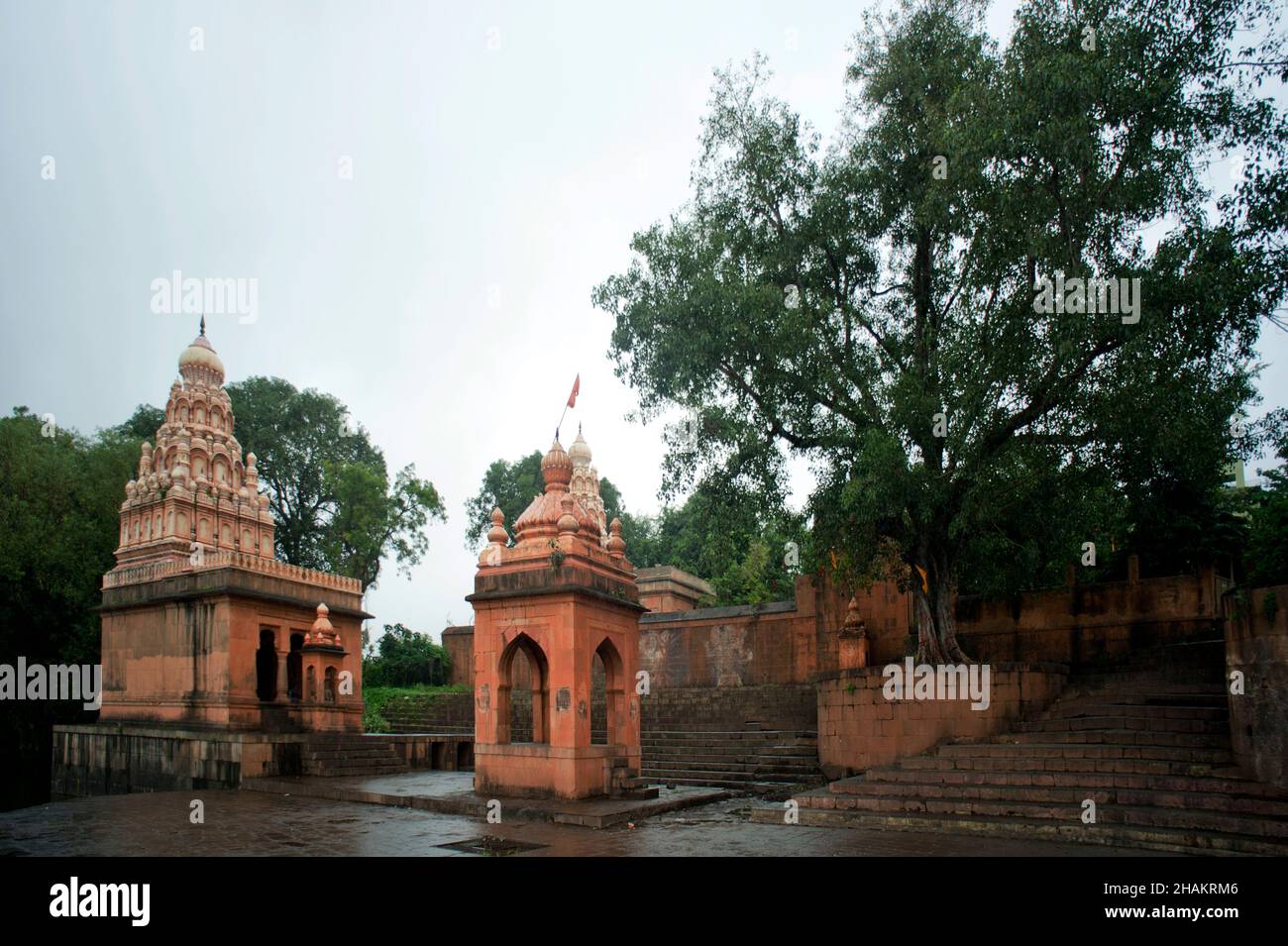 Temple Shiva sur la rivière Krishna à Menawali Ghat Banque D'Images