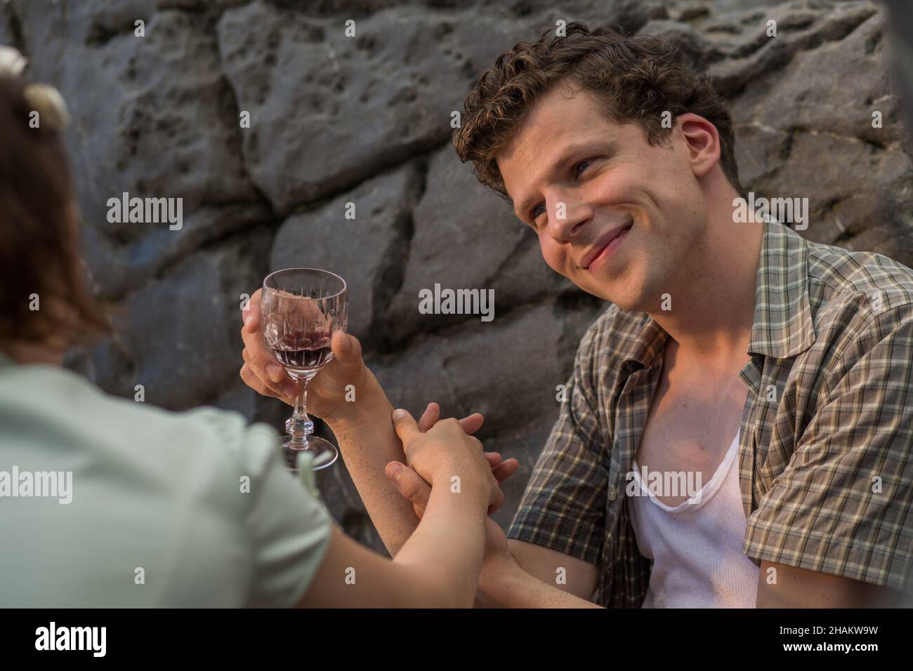 DATE DE SORTIE: 5 août 2016 TITRE: Cafe Society STUDIO: FilmNation Entertainment DIRECTOR: Woody Allen PLOT: En 1930s, un natif de Bronx se déplace à Hollywood et tombe amoureux d'une jeune femme qui voit un homme marié.AVEC: Jesse Eisenberg, Kristen Stewart, Steve Castell.(Image de crédit : © FilmNation Entertainment/Entertainment Pictures) Banque D'Images