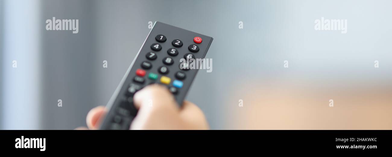 Regarder la télévision et utiliser la télécommande pour le gros plan Banque D'Images