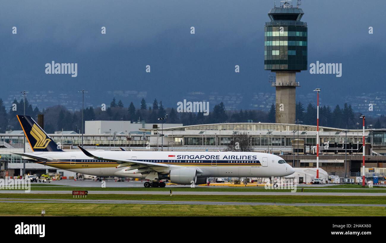 Richmond, Colombie-Britannique, Canada.11th décembre 2021.Un taxi Airbus A350-900 (9V-SJB) de Singapore Airlines à la position de décollage à l'aéroport international de Vancouver.(Image de crédit : © Bayne Stanley/ZUMA Press Wire) Banque D'Images