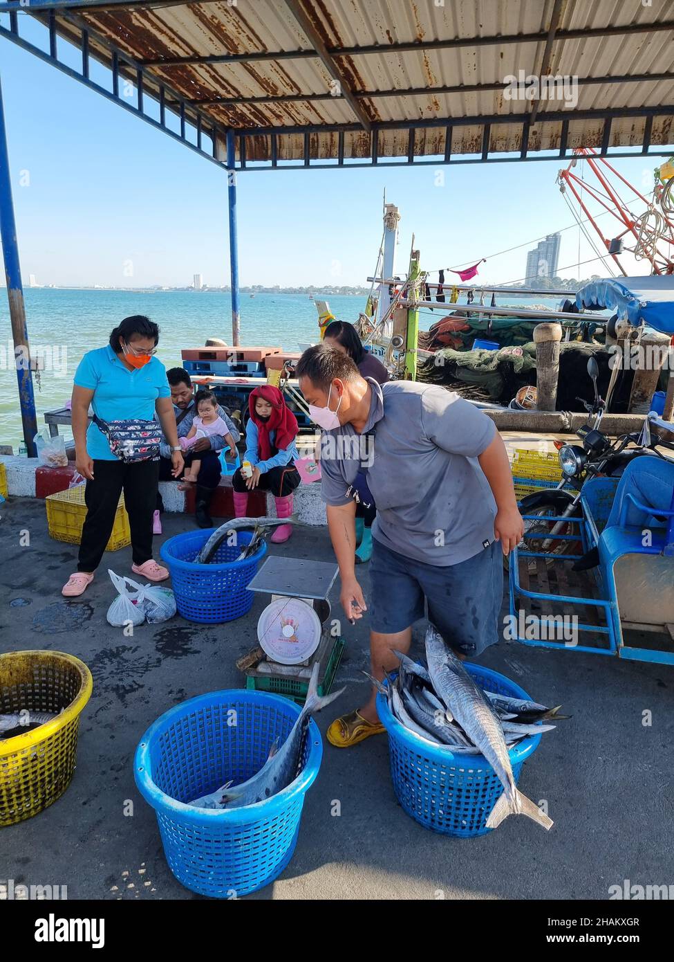 Bangsaray Pattaya Thaïlande décembre 2021, les pêcheurs locaux réparent leurs filets et vendent du poisson à l'embarcadère de Bang Saray. Banque D'Images