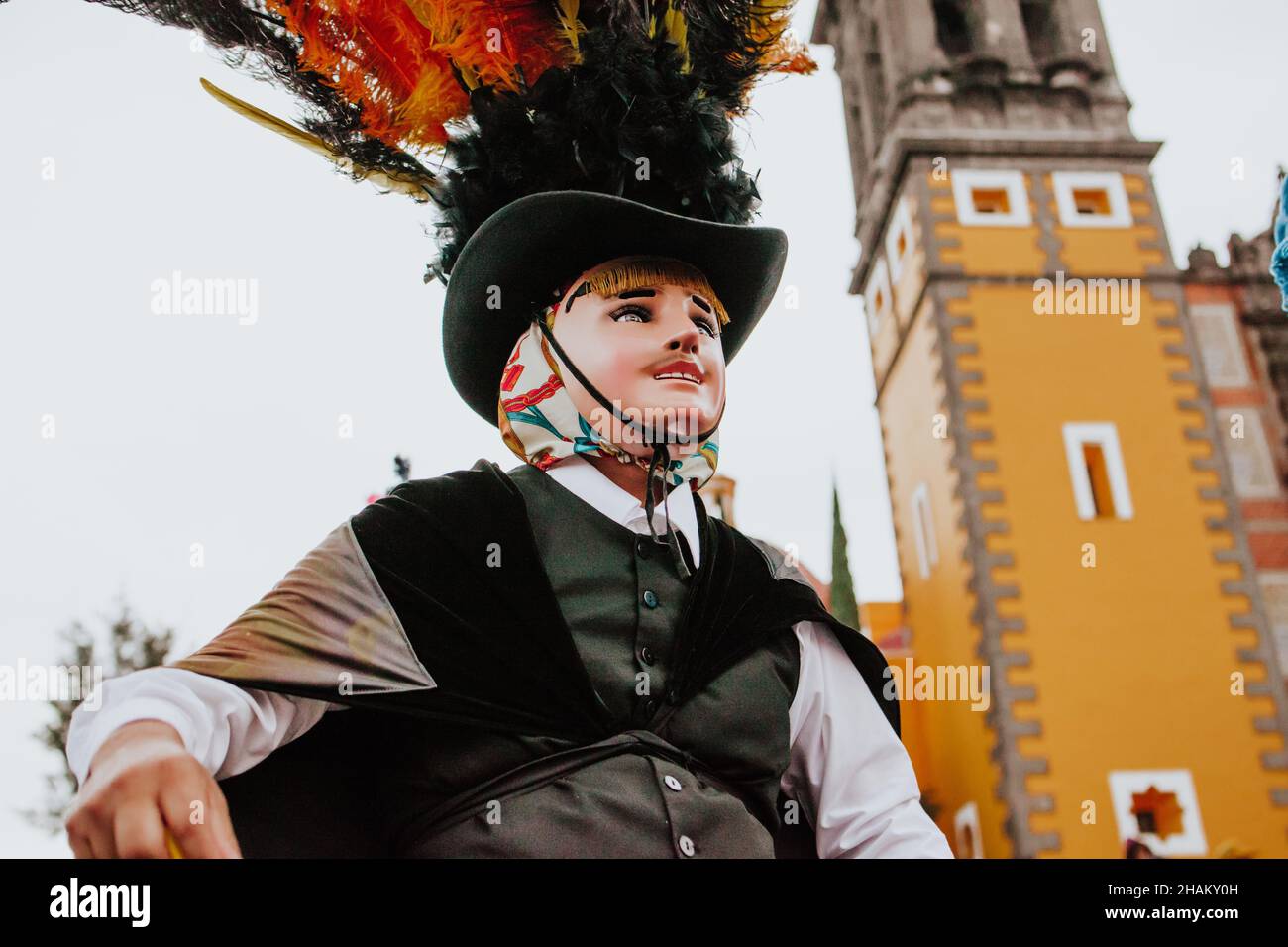 Huehues Mexico, danseur mexicain de carnaval portant un costume et un masque folkloriques traditionnels en Amérique latine Banque D'Images
