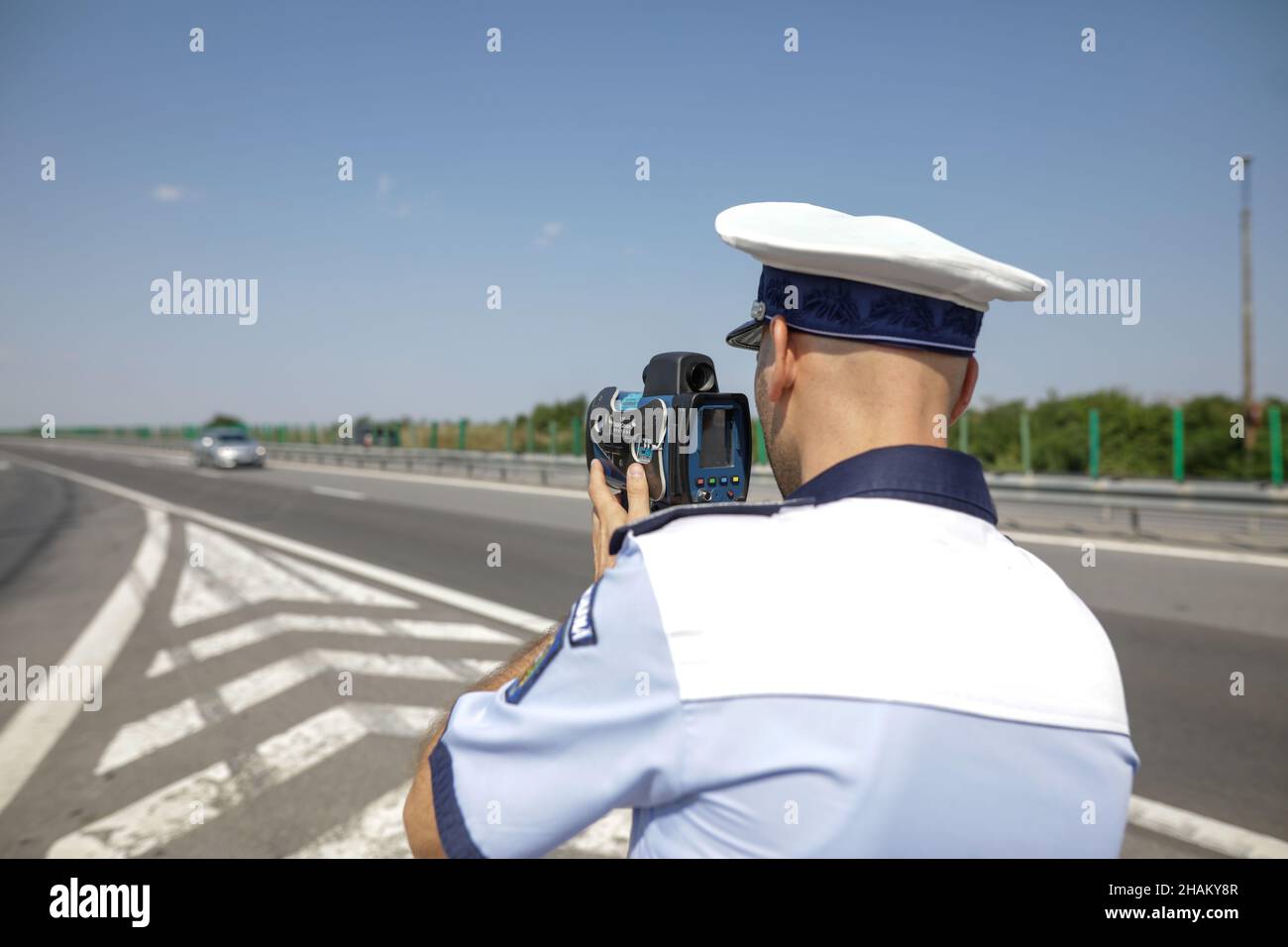 Autoroute 2 Bucarest - Constanta, Roumanie - 10 août, 2021: L'agent de police routière roumain utilise un pistolet radar. Banque D'Images