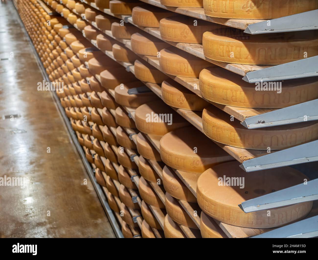 Gruyères, Suisse - 23 novembre 2021 : fromage vieillissant dans une cave de l'usine de fromage de la Maison du Gruyère en Suisse. Banque D'Images