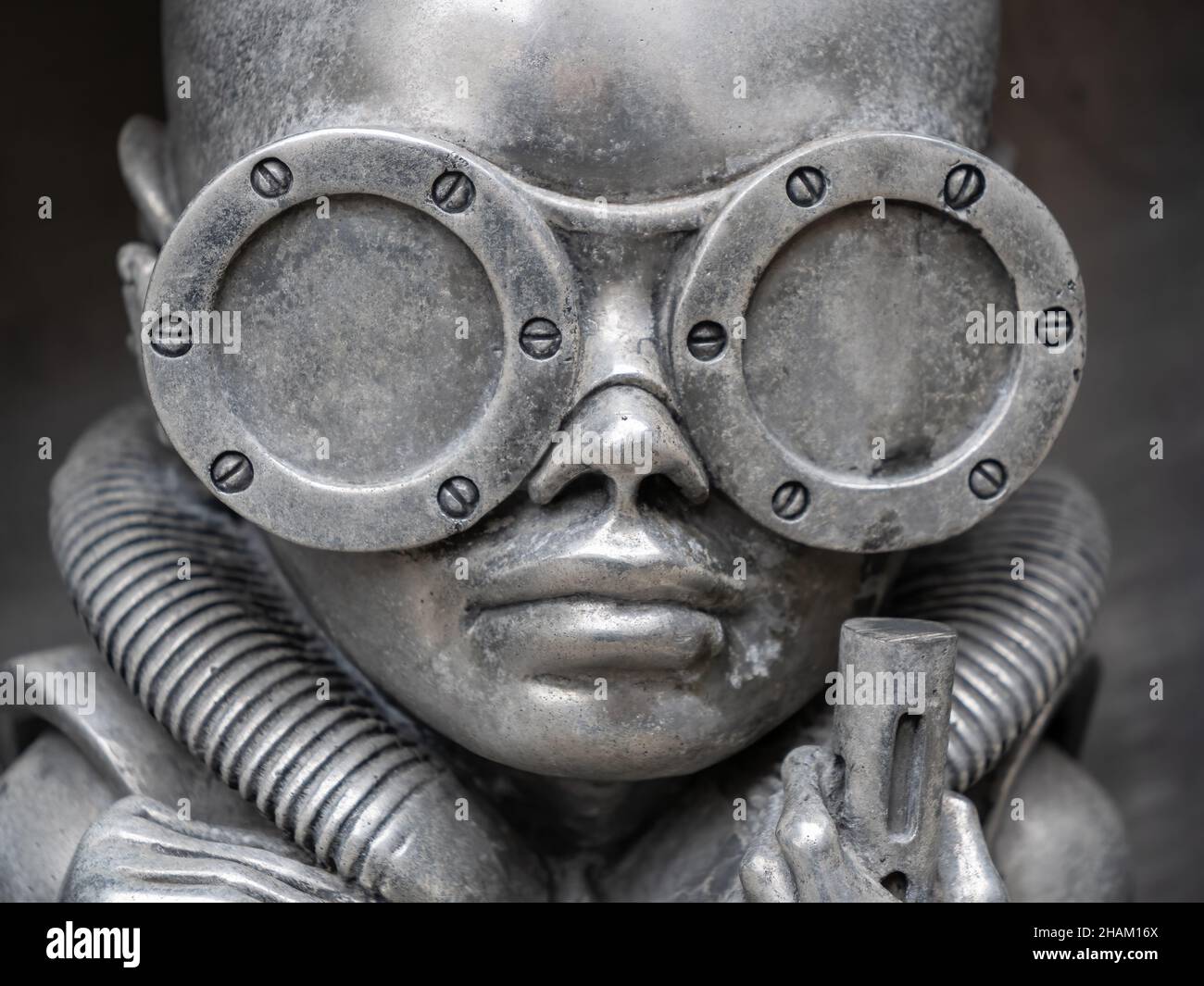 Gruyères, Suisse - 23 novembre 2021 : statue surréaliste d'homme machine étranger, création de l'artiste Giger Banque D'Images