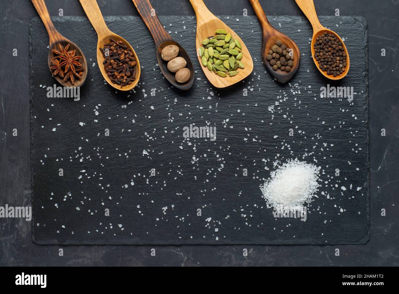 Sélection d'épices sur une table en bois sombre.Concept de cuisine alimentaire ou épicée, alimentation saine de fond. Banque D'Images