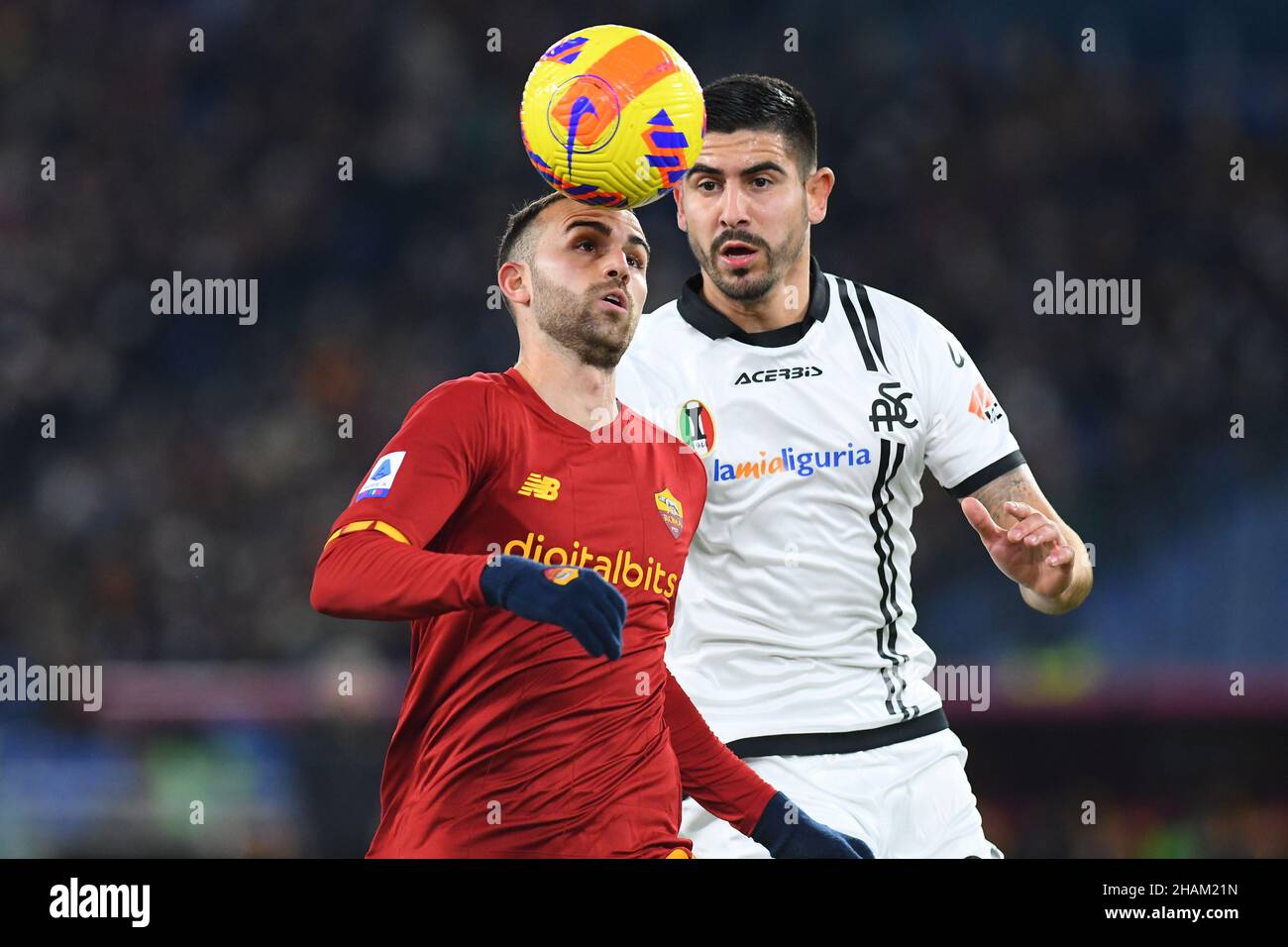 Rome, Latium.13th décembre 2021.Borja Mayoral de AS Roma Martin Erlic de Spezia pendant la série Un match entre AS Roma et Spezia au stade Olimpico à Rome, Italie, 13th décembre 2021.Fotografo01 crédit : Agence photo indépendante/Alamy Live News Banque D'Images