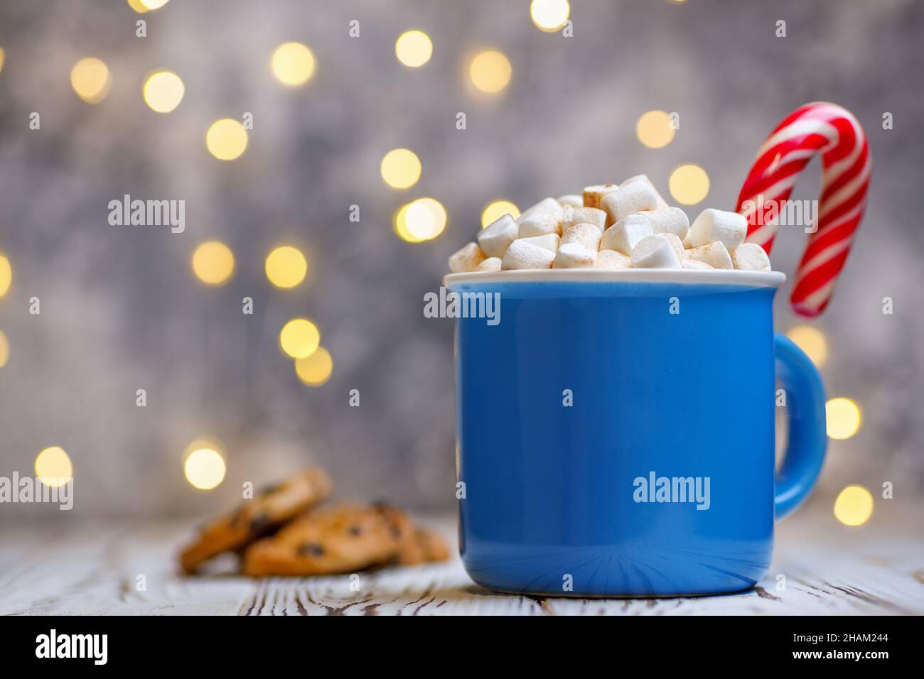 Chocolat chaud avec guimauve et biscuits aux pépites de chocolat sur table en bois Banque D'Images
