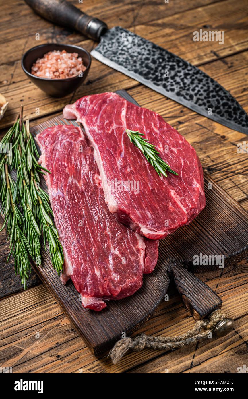 Steak de calotte cru ou steak de Picanha sur une planche de bois avec un couteau de boucher. fond en bois. Vue de dessus Banque D'Images