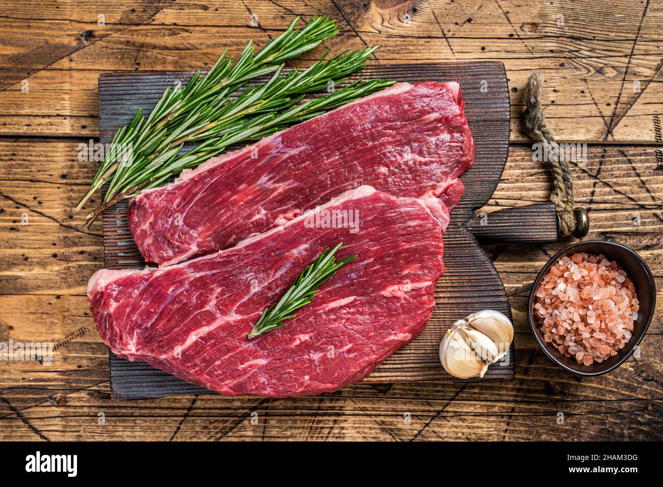 Steak de calotte cru ou steak de Picanha sur une planche de bois avec un couteau de boucher. fond en bois. Vue de dessus Banque D'Images