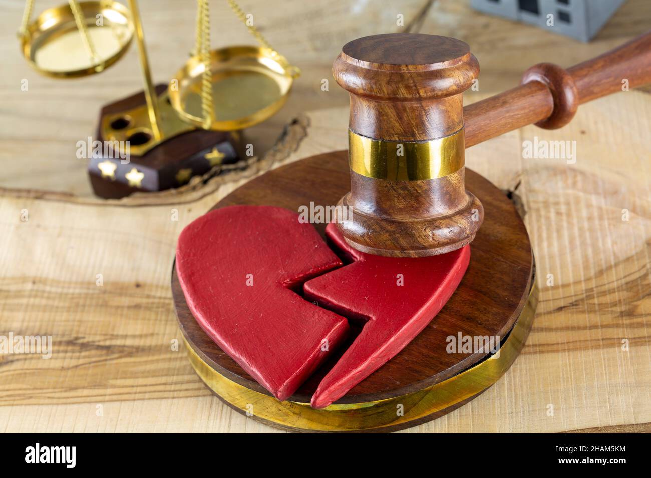 Gavel et forme le cœur brisé par un divorce concept Banque D'Images