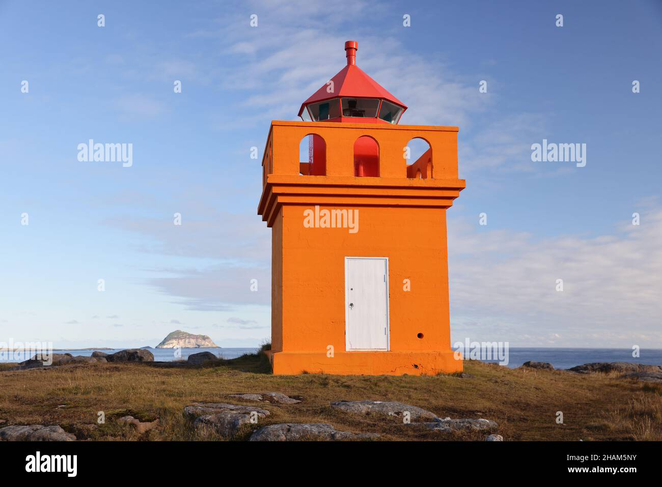 Le petit phare orange Hafnarnes de l'est de l'Islande Banque D'Images