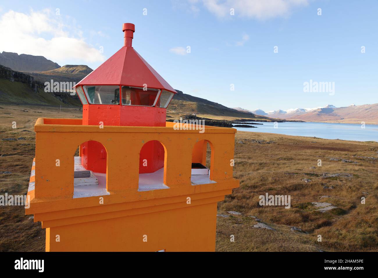 Le petit phare orange Hafnarnes de l'est de l'Islande Banque D'Images