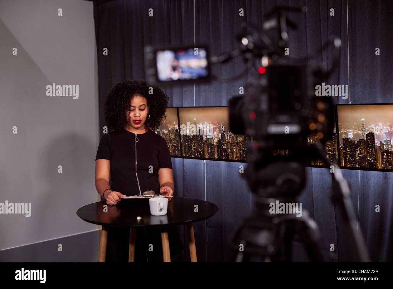 Une femme qui rapporte des nouvelles en studio Banque D'Images