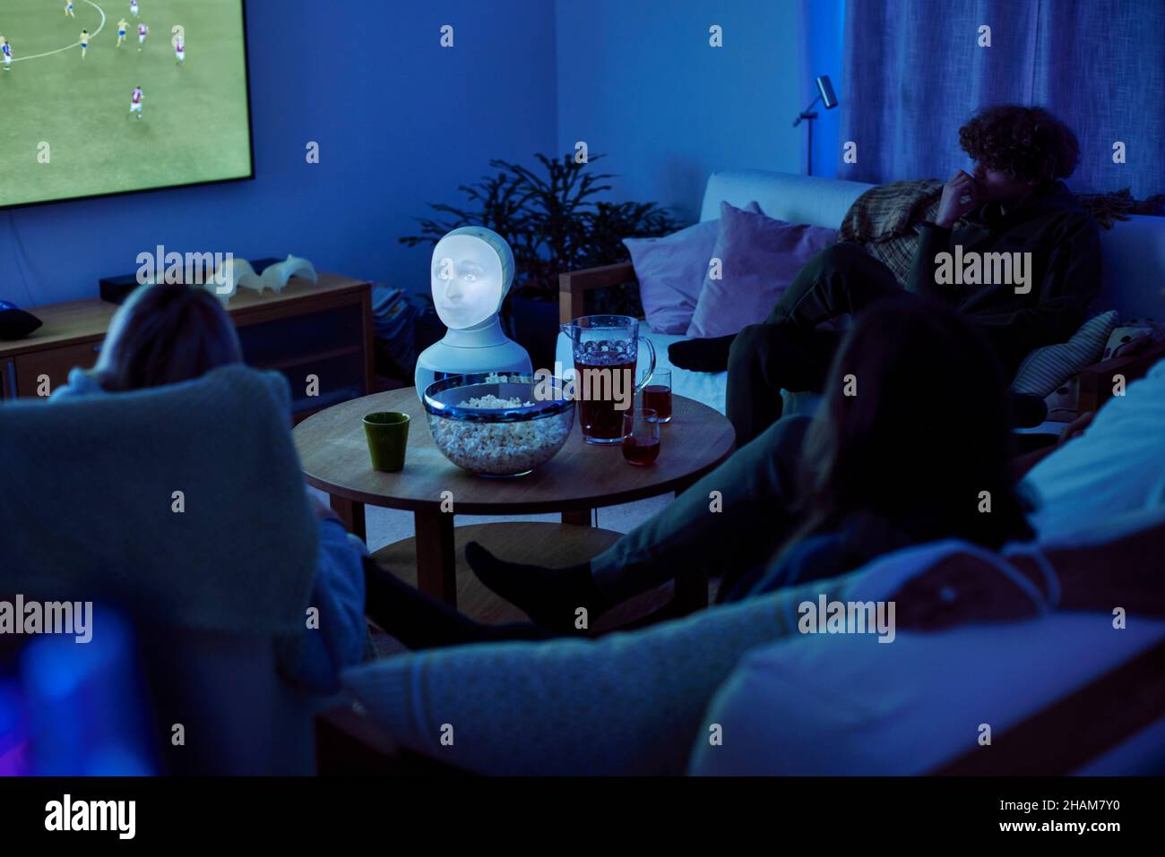 Famille regardant le football dans la salle de séjour Banque D'Images