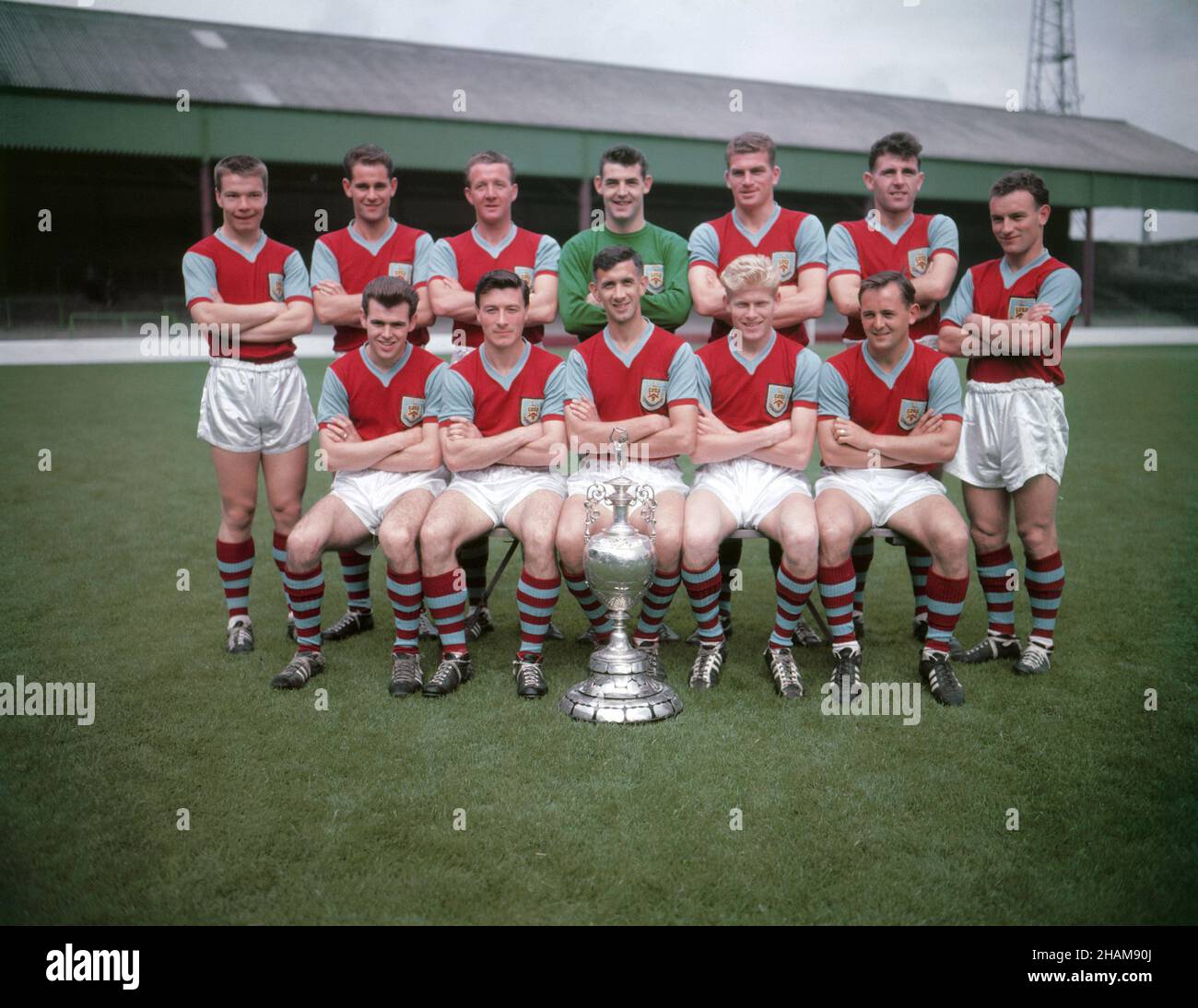 Photo du dossier datée du 1-08-1960 de Burnley, football League Champions 1959-60: (Back row, l-r) Alex Elder, Jimmy Robson, Tommy Cummings, Adam Blacklaw,Brian Miller, John Angus, ?; (première rangée, l-r) John Connelly,Jimmy McIlroy, Jimmy Adamson, Ray pointer, Brian Pilkington.Jimmy Robson, gagnant du titre de première division de Burnley, meurt à l'âge de 82 ans.Date de publication : le mardi 14 décembre 2021. Banque D'Images