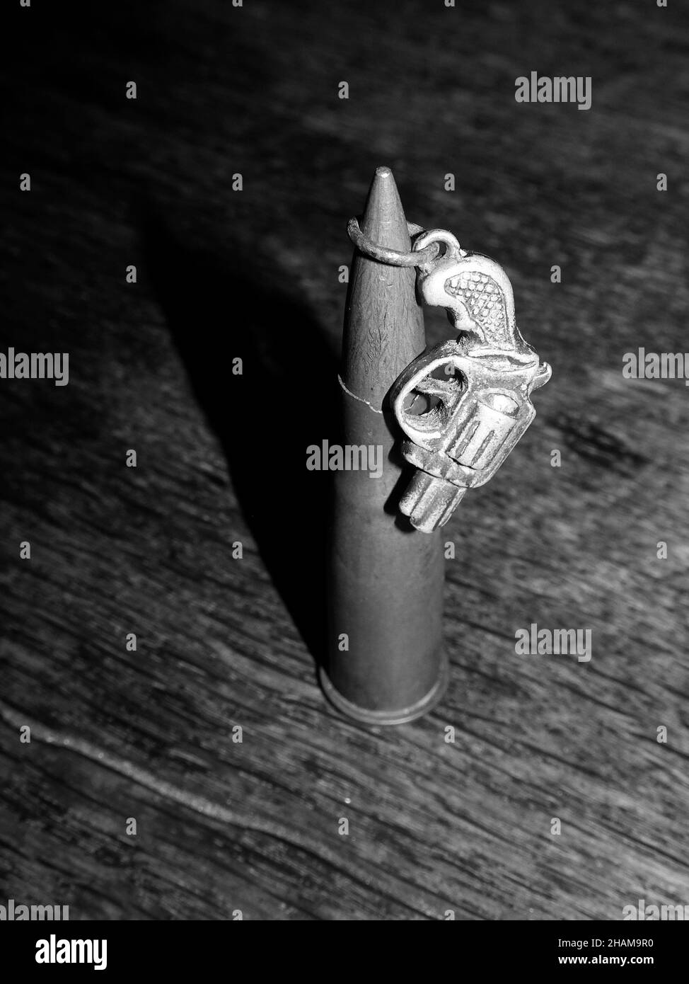 Balle vintage et petit pistolet en noir et blanc Banque D'Images