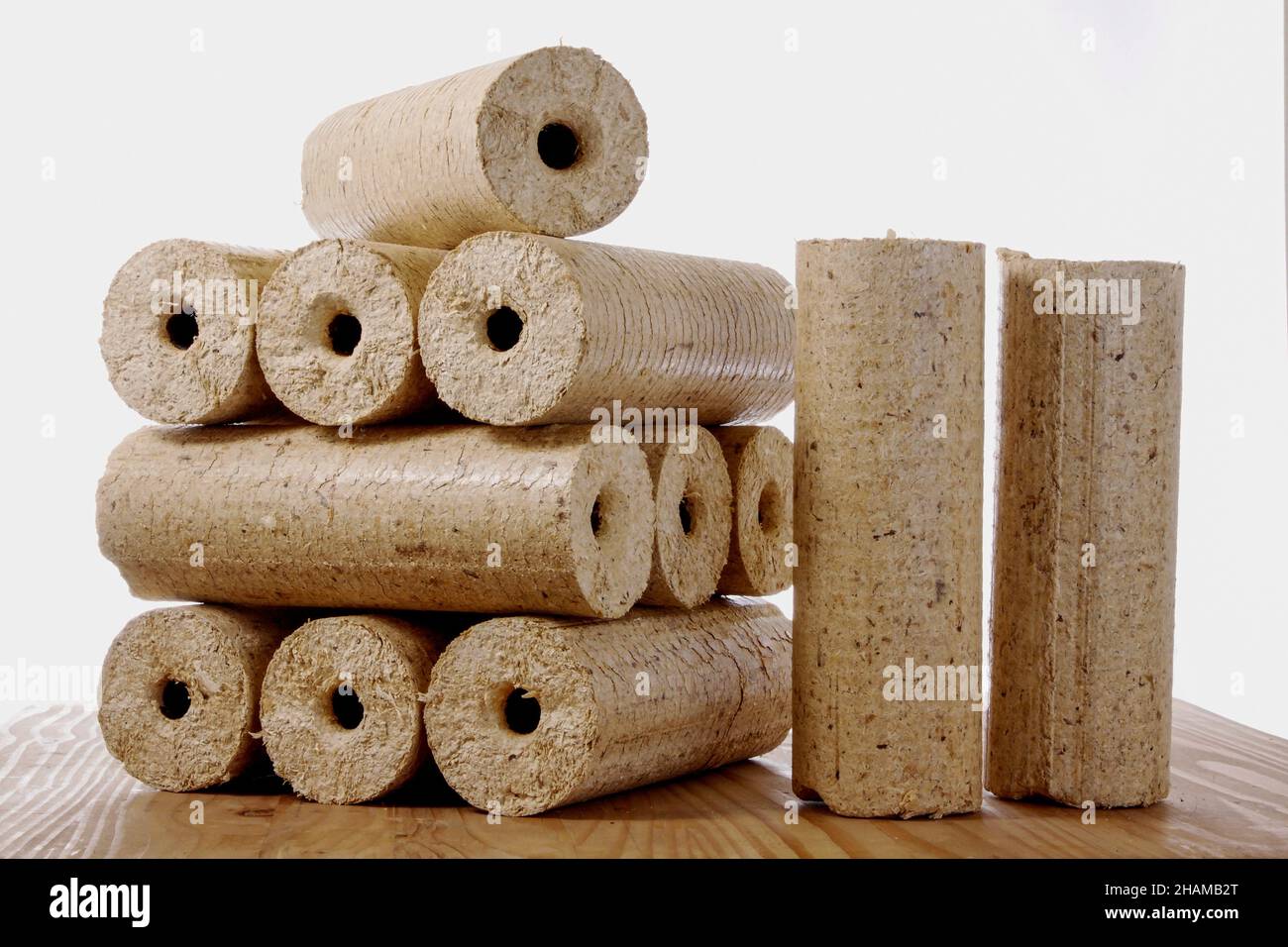 briquettes rondes en bois isolées sur fond blanc Banque D'Images